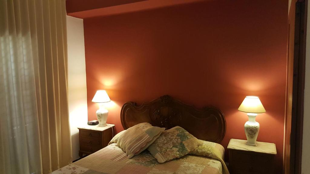 帕拉莫斯卡特琳娜公寓旅馆的一间卧室配有一张床,两台桌子上放着两盏灯