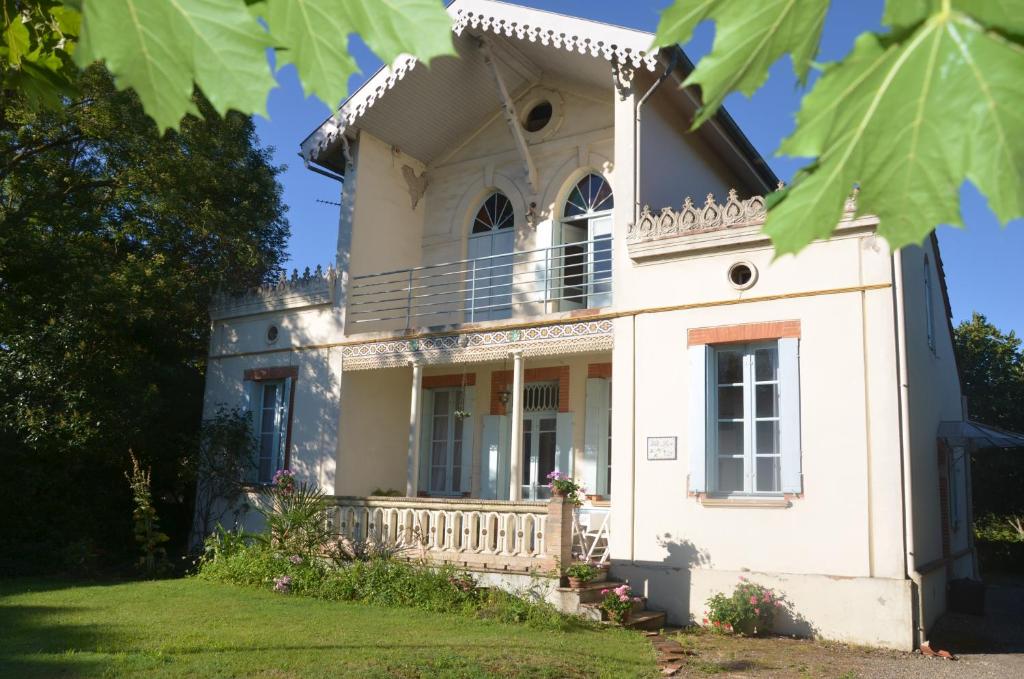 图卢兹里亚别墅住宿加早餐旅馆的草坪上带阳台的白色房屋