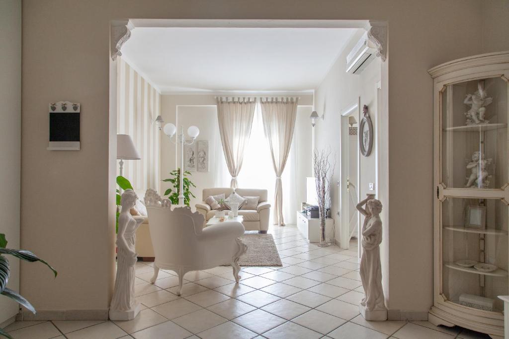 斯培西亚拉迈松德斯安格斯公寓的客厅配有白色家具和白色沙发