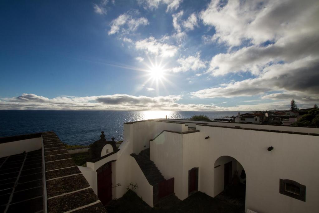 拉戈阿Casa da Rocha Quebrada的阳光灿烂的天空和海洋