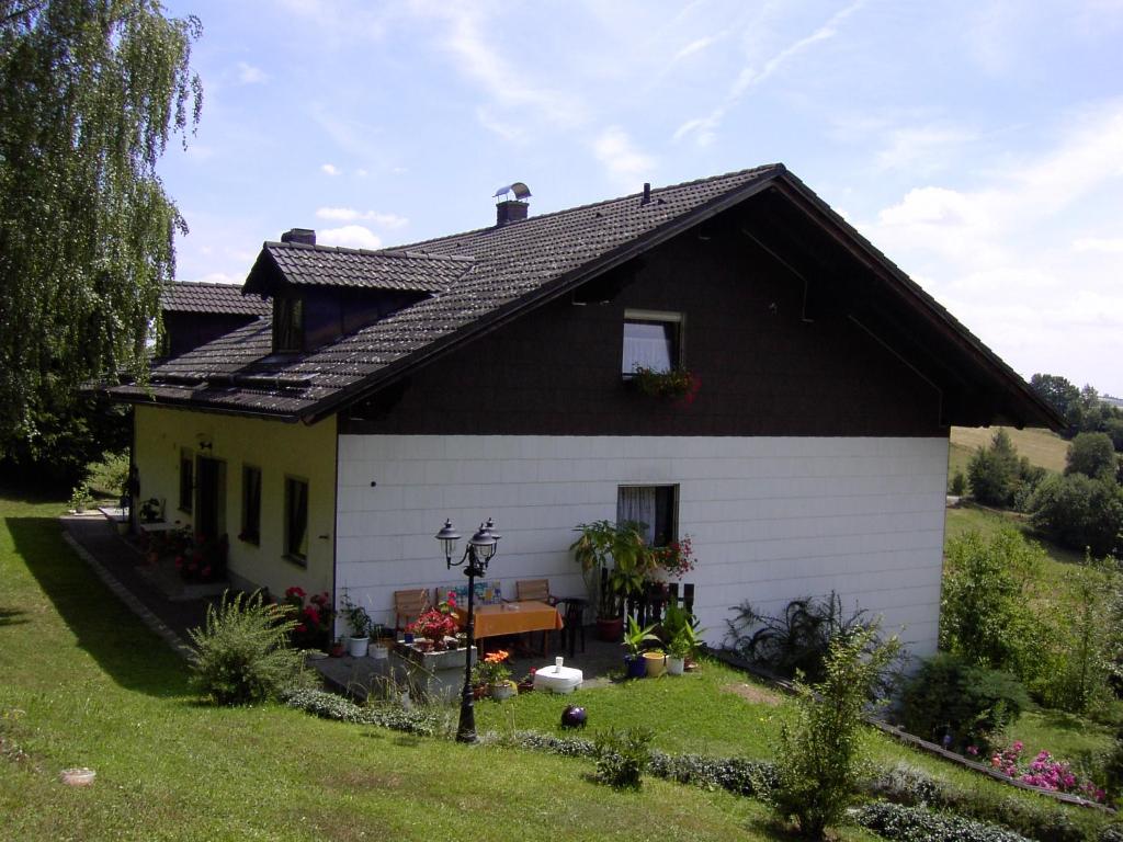 WitzmannsbergSeidl's Ilztalfewo的一间黑色屋顶的白色小房子