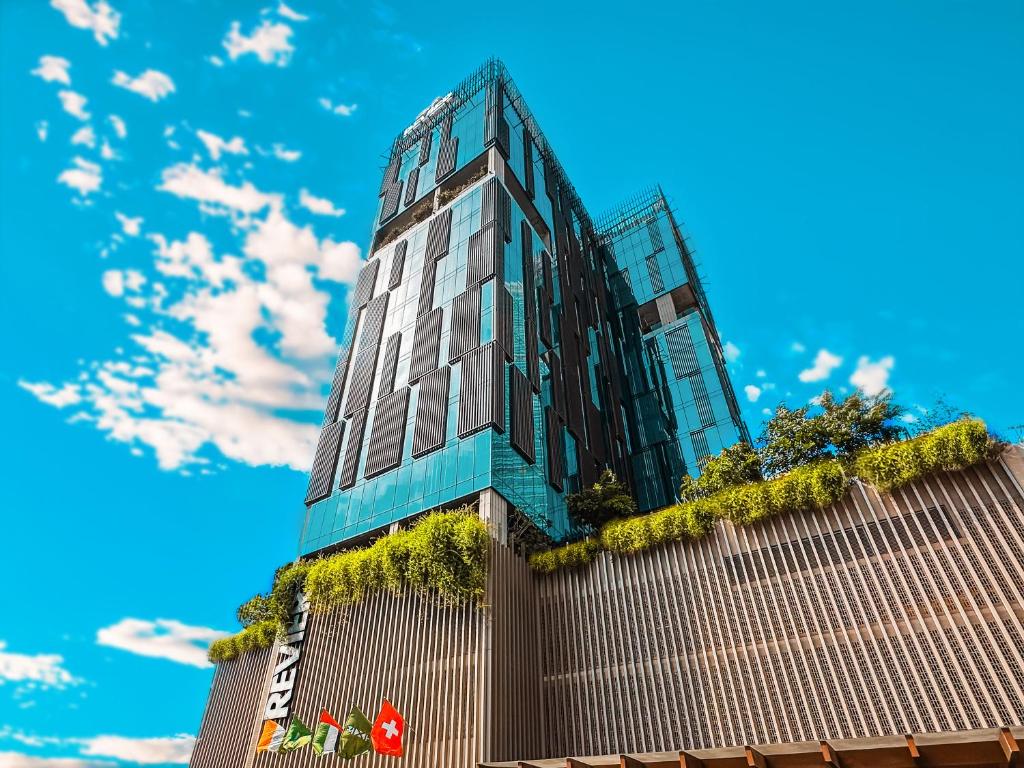 迪拜Revier Hotel - Dubai的一座高楼上方