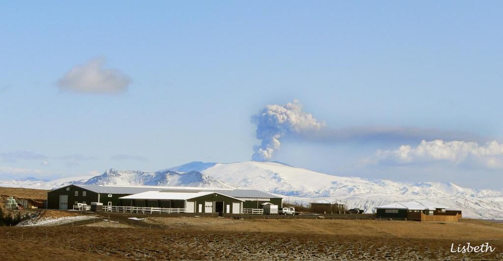 海拉Skeiðvellir Villa的火山前的一座烟熏建筑