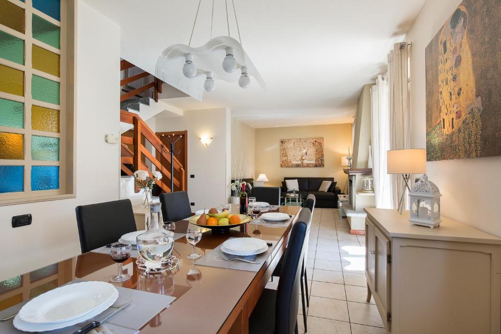 奥尔塔圣朱利奥Casa Allegra的用餐室以及带桌椅的起居室。