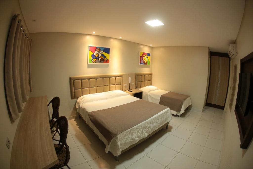 卡鲁阿鲁卡鲁阿鲁公园酒店的酒店客房设有两张床和电视。