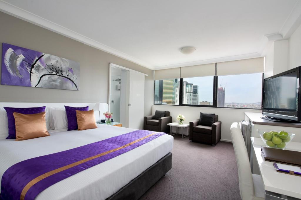 布里斯班雷吉斯公园北码头酒店的配有一张床和一台平面电视的酒店客房