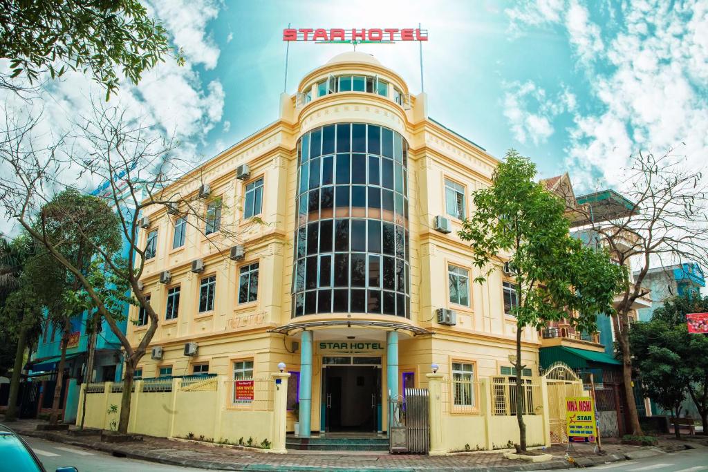 海阳海阳之星酒店的大型黄色建筑,设有大窗户