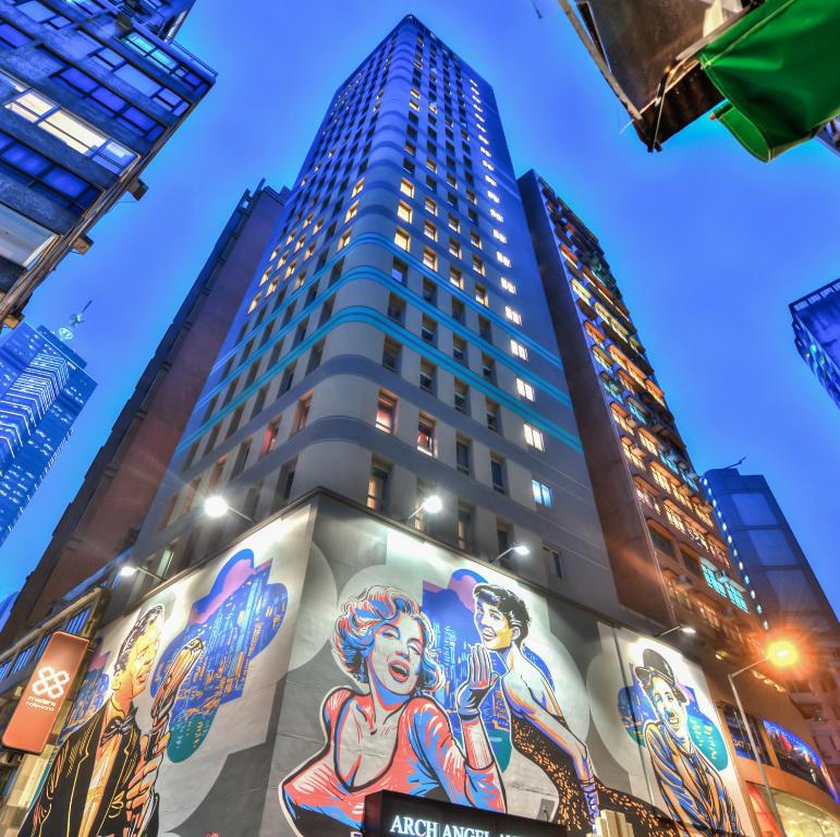 香港木的地酒店 – 中环的一面有壁画的高楼