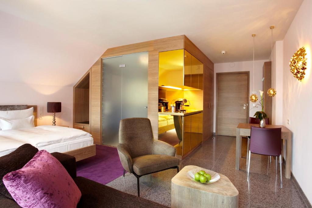莱比锡阿比托套房酒店的配有一张床和一张书桌的酒店客房