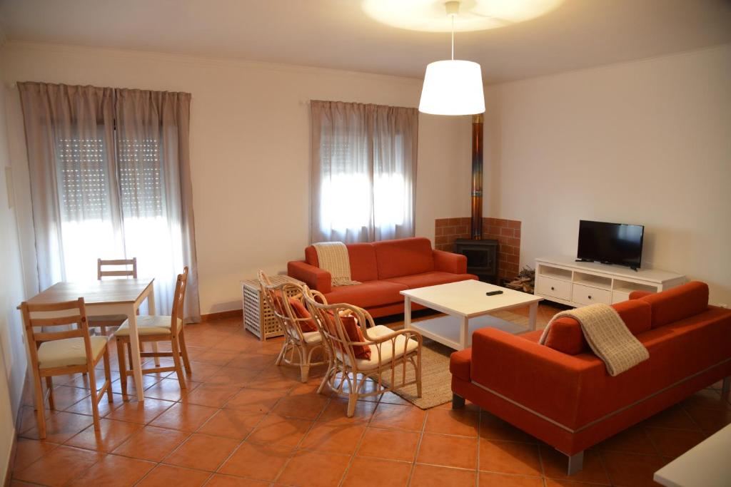 PereiroPro Touristic Casa Montejunto的客厅配有沙发和桌子