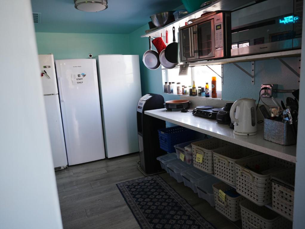 Sin City Hostel的厨房或小厨房