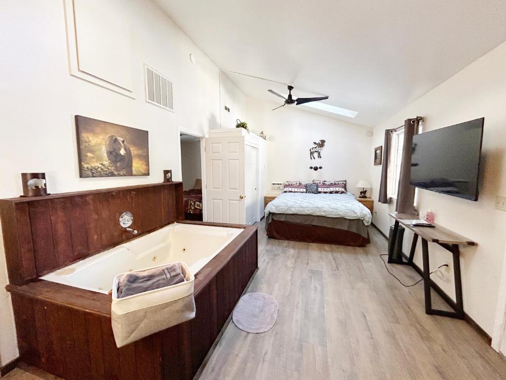 Pine Knot Guest Ranch客房内的一张或多张床位
