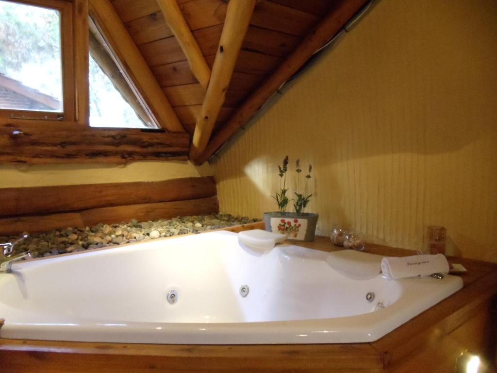 马德拉潘帕斯Patagonia Playa Suites的窗户客房内的白色大浴缸