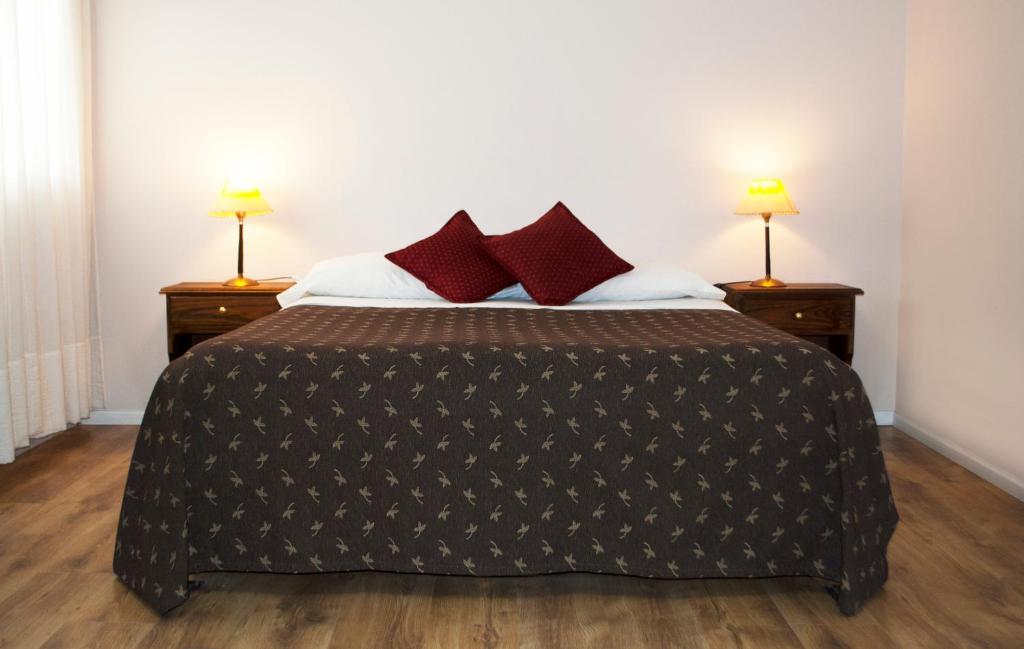 玛德琳港格兰马德瑞酒店的一间卧室配有一张带2个床头柜的大床