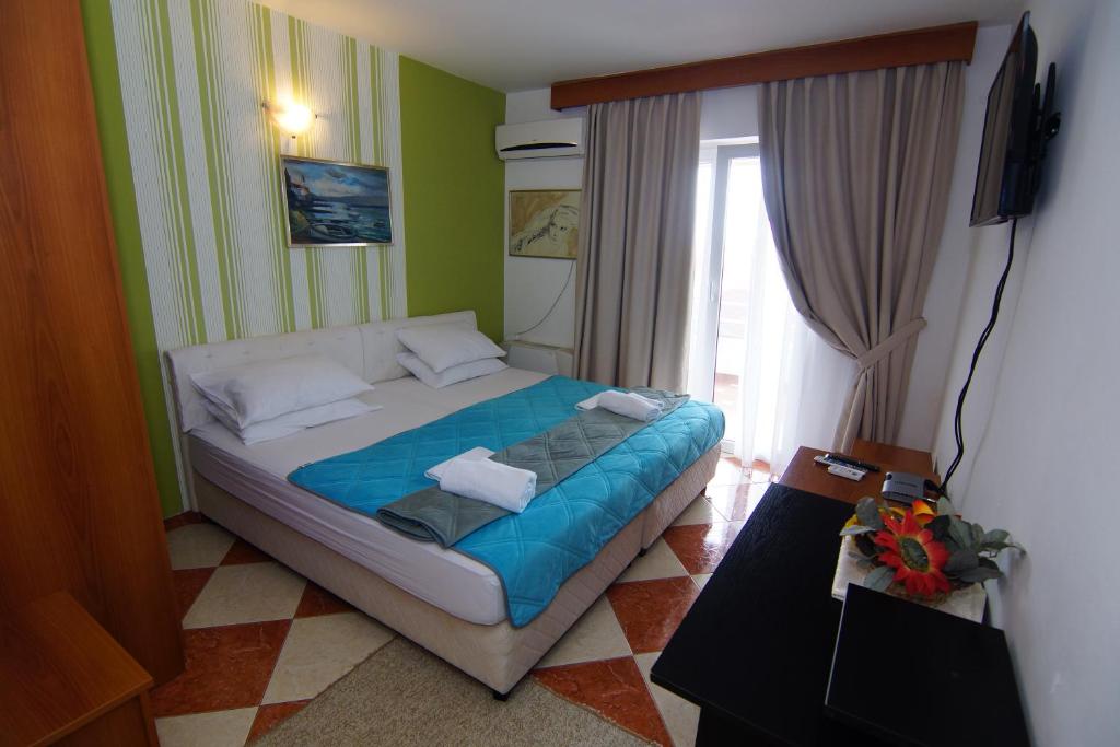 布德瓦Guesthouse Villa Gaga的一间小卧室,配有一张带窗户的床