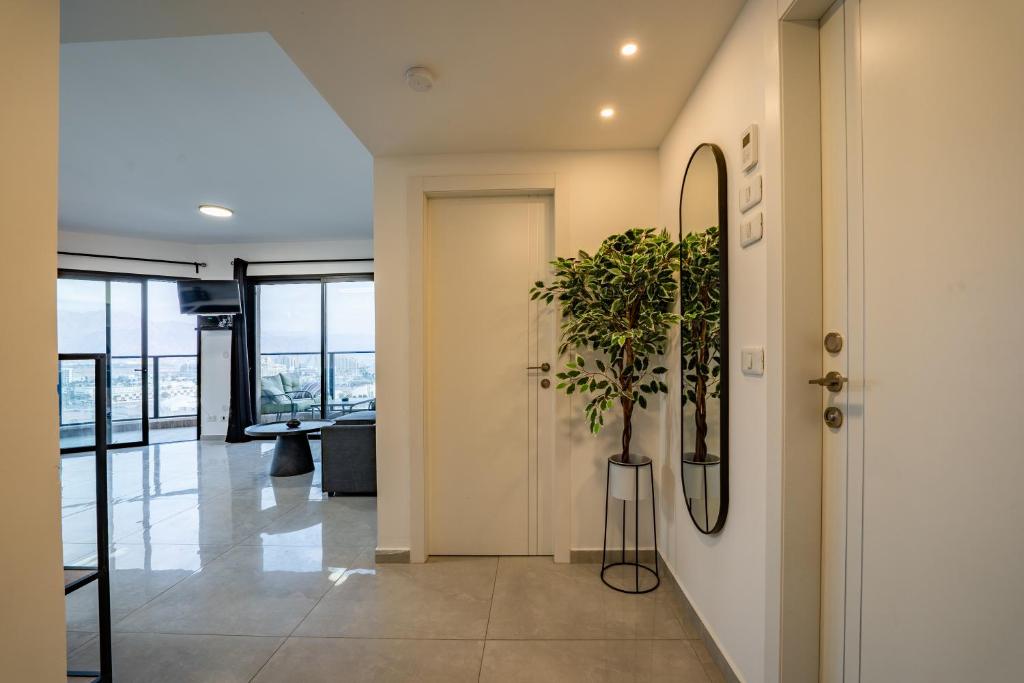 埃拉特Amalfi Apartment - By Harim的走廊上挂着盆子和门