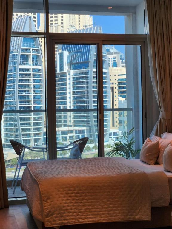 迪拜Studio One Dubai Marina - TIE Vacation Homes的卧室设有大窗户,享有城市美景