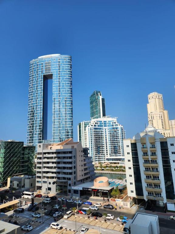 迪拜Studio One Dubai Marina - TIE Vacation Homes的高楼林立的城市景观