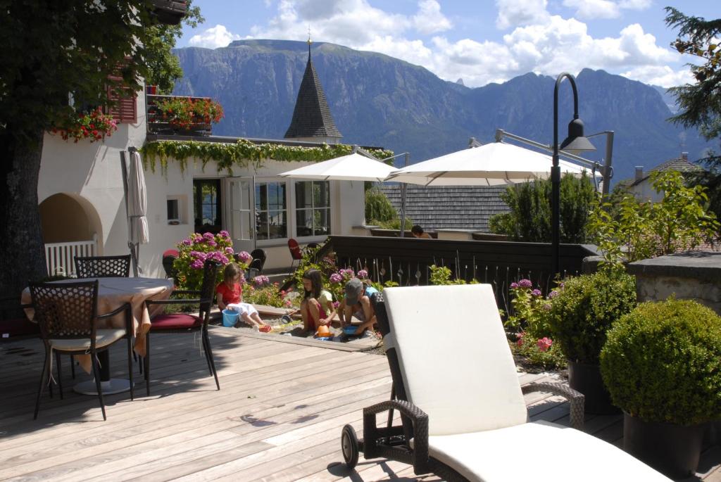 科拉尔博多洛米蒂酒店的一个带桌椅的山景庭院
