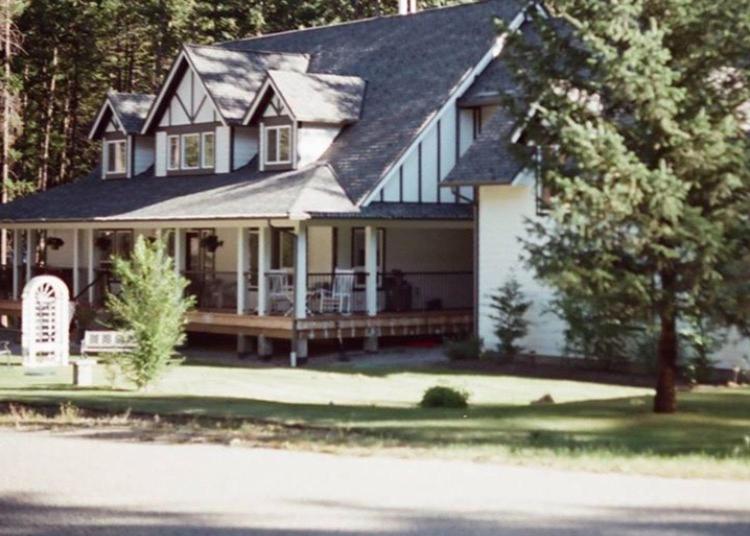 Fintry乡村梦住宿加早餐旅馆的一座带门廊和庭院的大型白色房屋