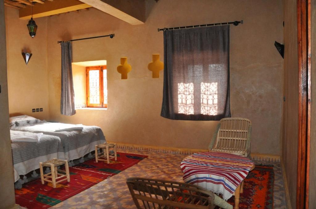 TimganineSerdrar Camp的一间卧室设有一张床和一个窗口
