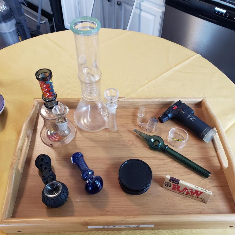 科罗拉多斯普林斯Van Gogh Get HIGH Tiny Home的一张桌子上装有玻璃物品的木托盘