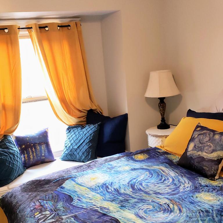 Van Gogh Get HIGH Tiny Home客房内的一张或多张床位