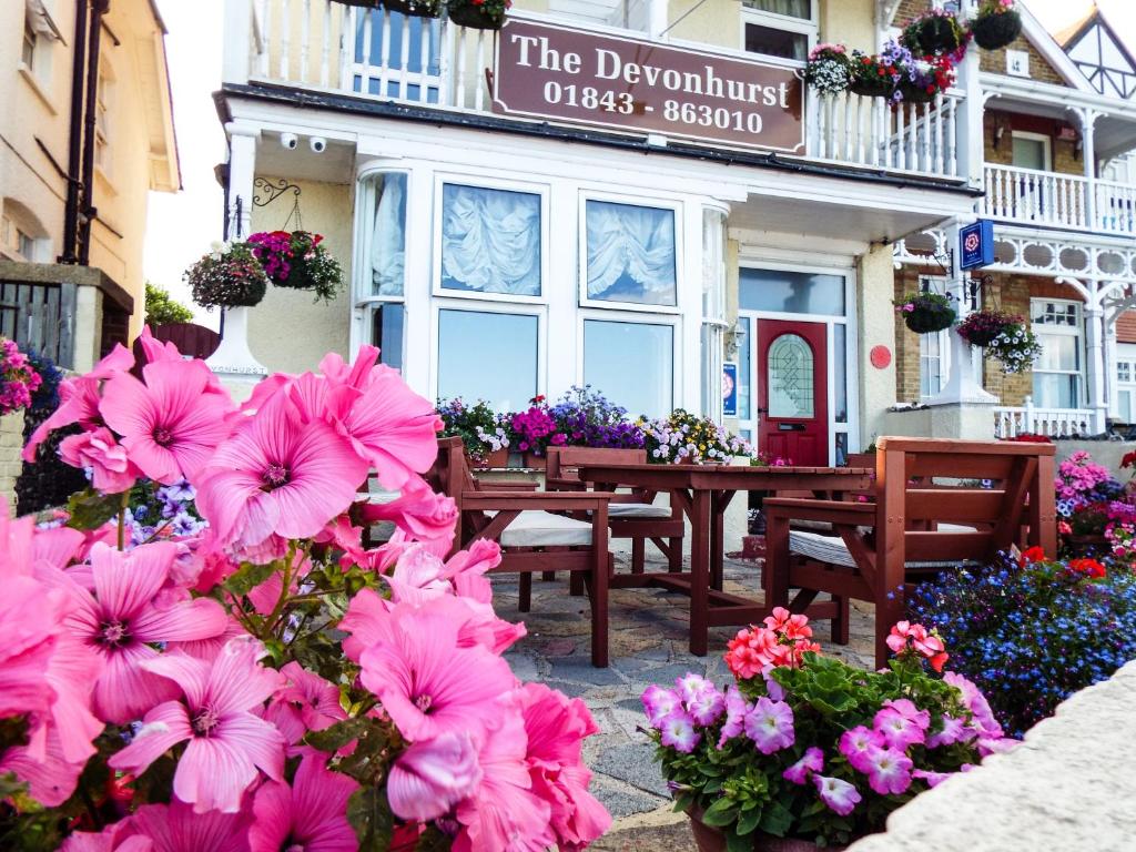 布罗德斯泰The Devonhurst的大楼前有粉红色花的餐厅