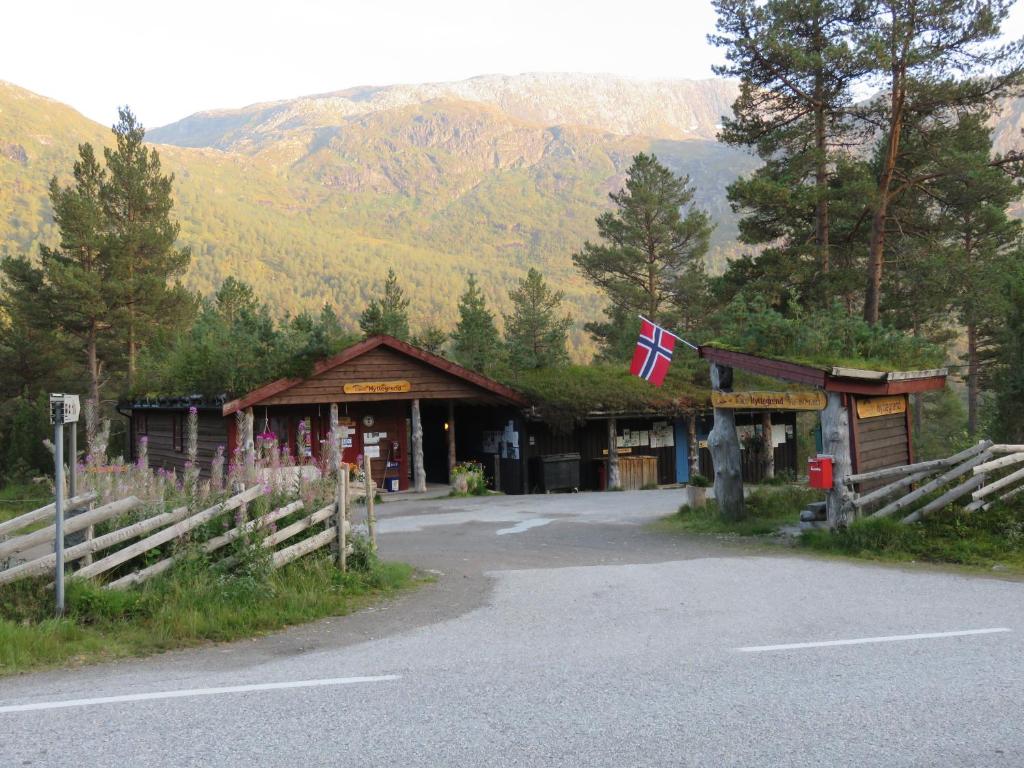 Viksdalen沃夫海特格兰德酒店的道路一侧有旗帜的建筑物
