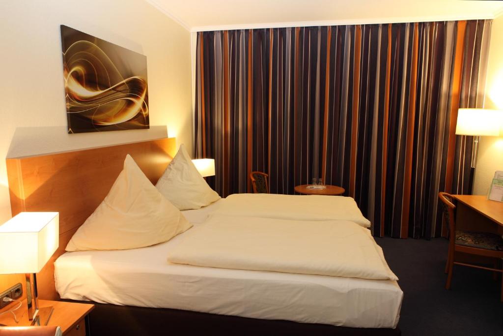 科隆Hotel Boulevard - Superior的一间酒店客房,配有一张白色大床