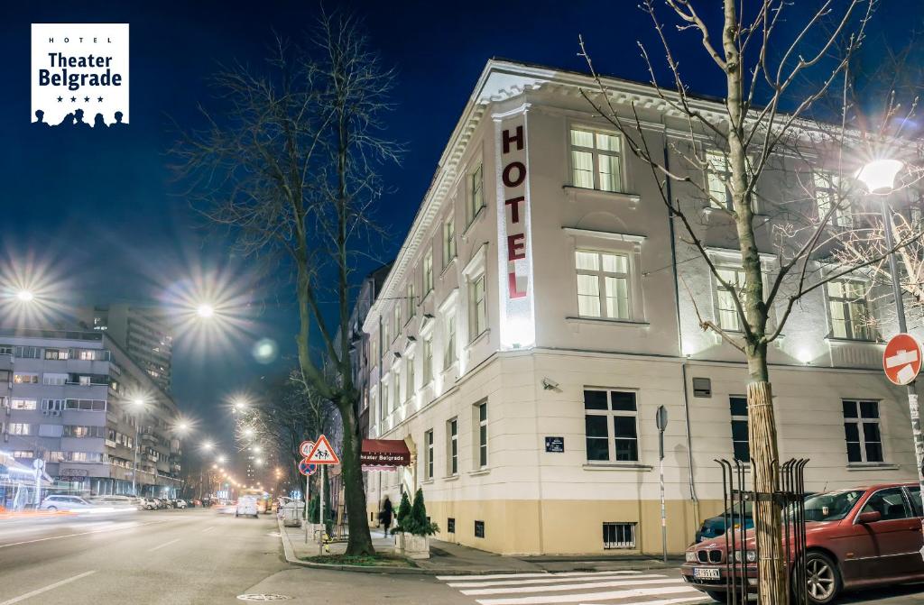 贝尔格莱德Hotel Theater Belgrade的夜行在城市街道上的白色建筑