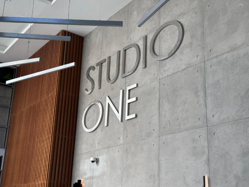 迪拜Studio One Dubai Marina - TIE Vacation Homes的建筑物侧面的标志