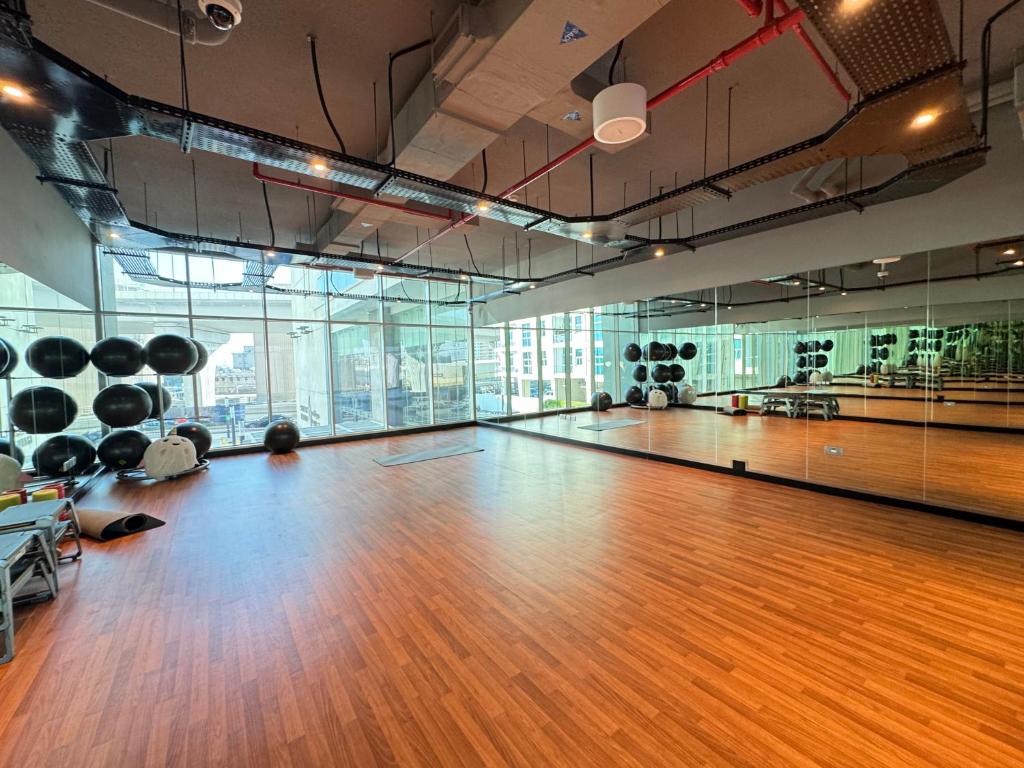 Studio One Dubai Marina - TIE Vacation Homes的健身中心和&#47;或健身设施
