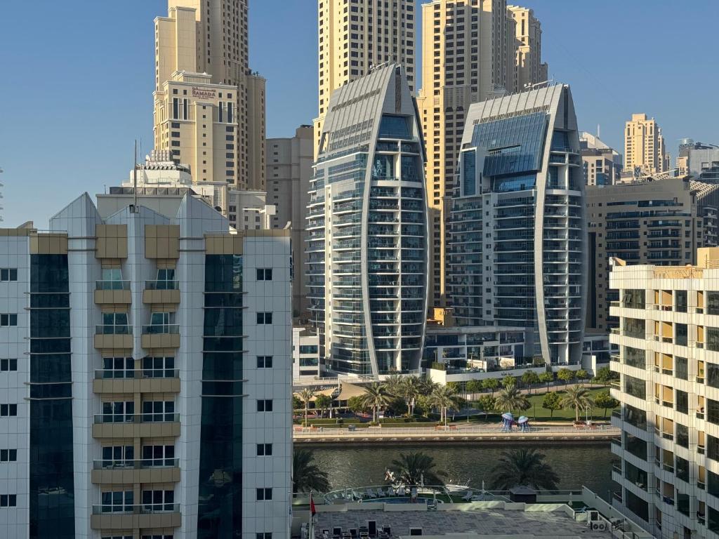 迪拜景观或在旅馆看到的城市景观