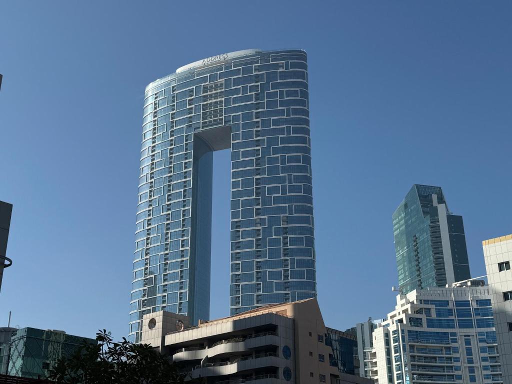 迪拜Studio One Dubai Marina - TIE Vacation Homes的高楼林立的城市中的一栋高楼