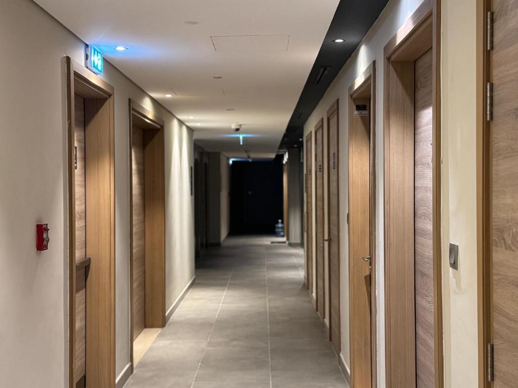 迪拜Studio One Dubai Marina - TIE Vacation Homes的走廊,位于带木厅的建筑中