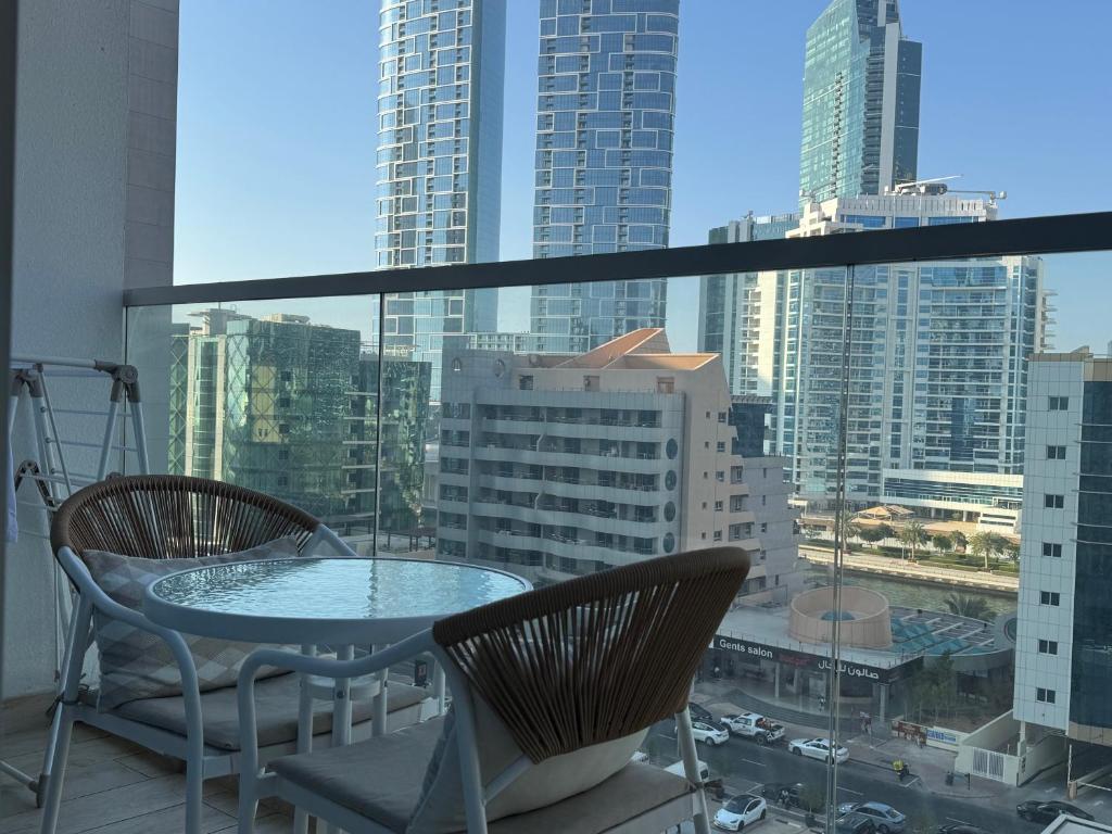 Studio One Dubai Marina - TIE Vacation Homes的阳台或露台