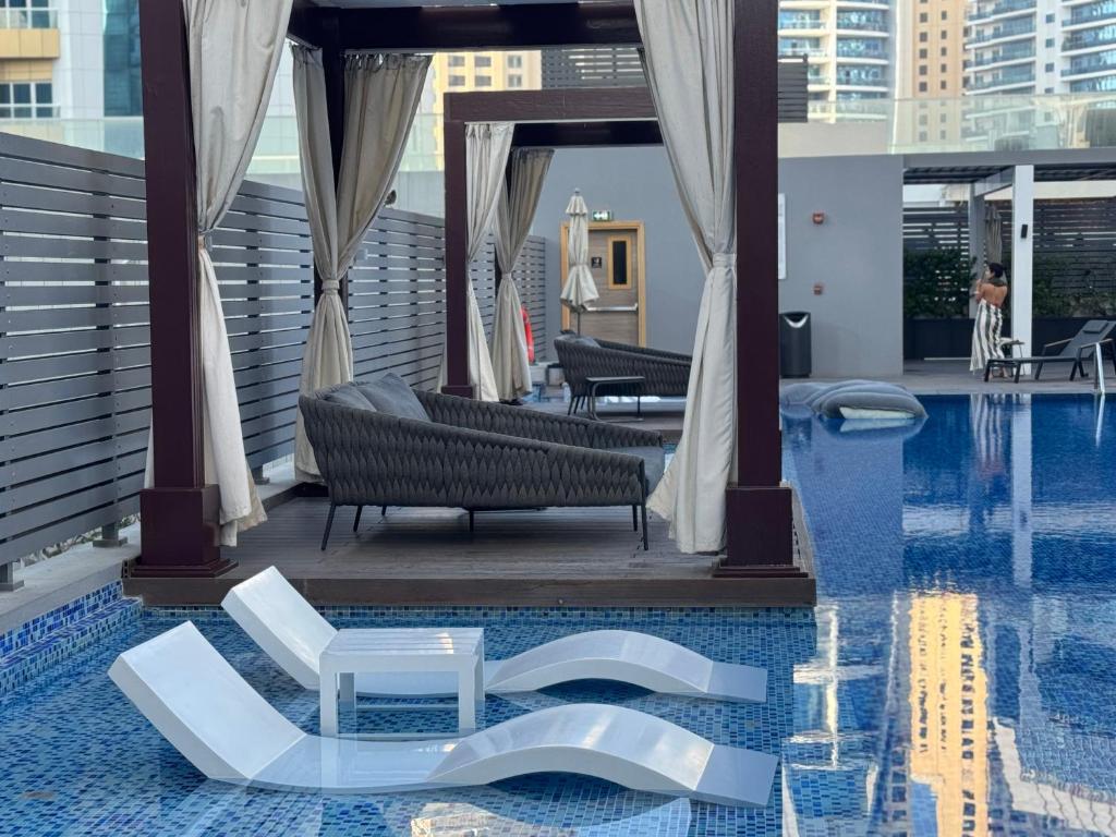 Studio One Dubai Marina - TIE Vacation Homes内部或周边的泳池