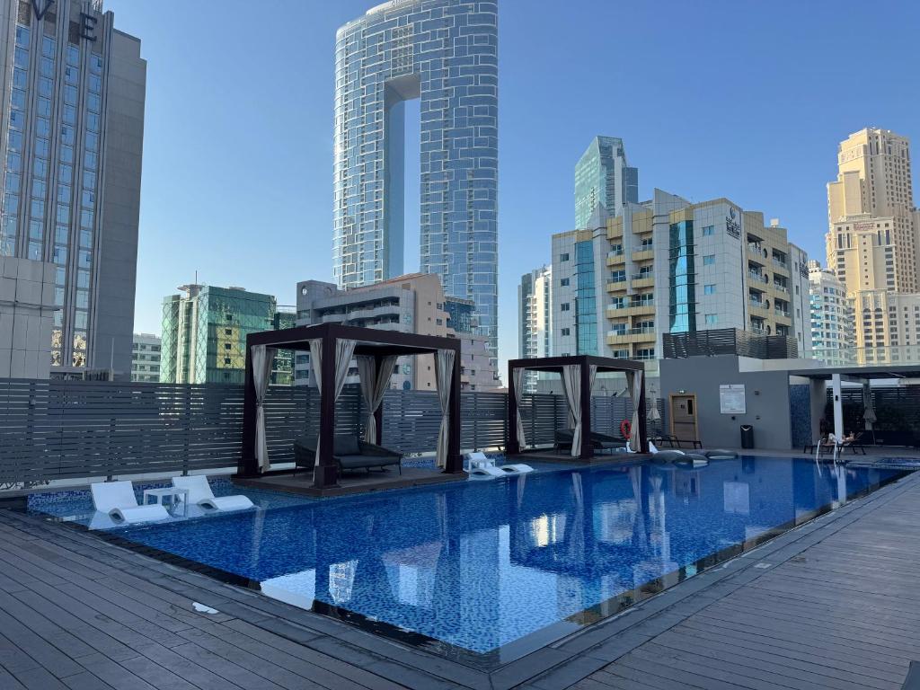 Studio One Dubai Marina - TIE Vacation Homes内部或周边的泳池