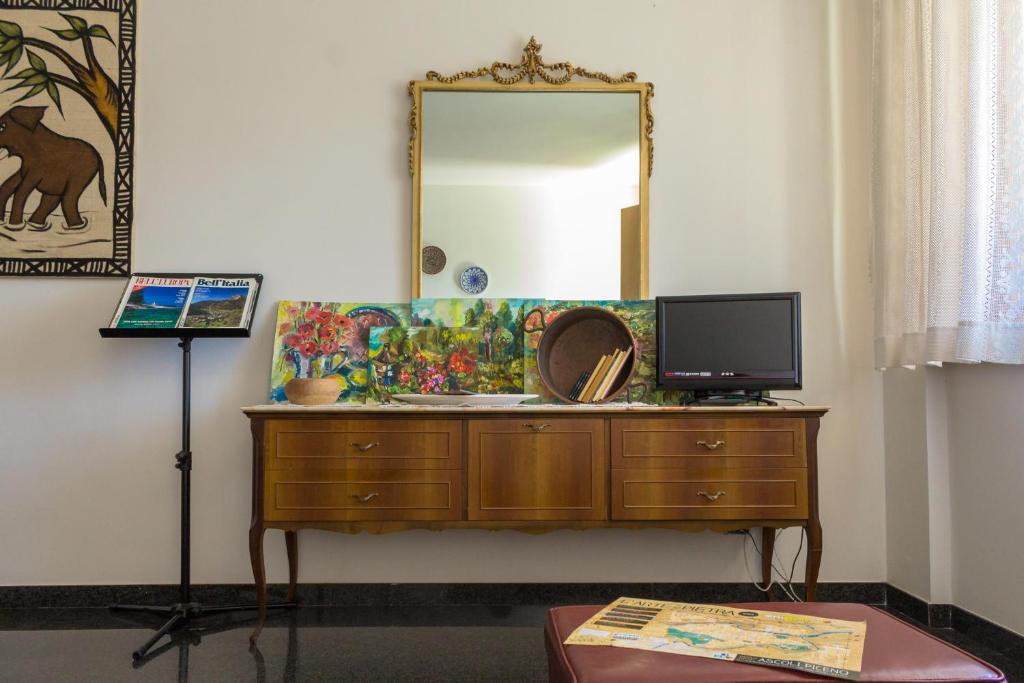 阿斯科利皮切诺蒙娜彻特住宿加早餐旅馆的浴室设有梳妆台、镜子和电视