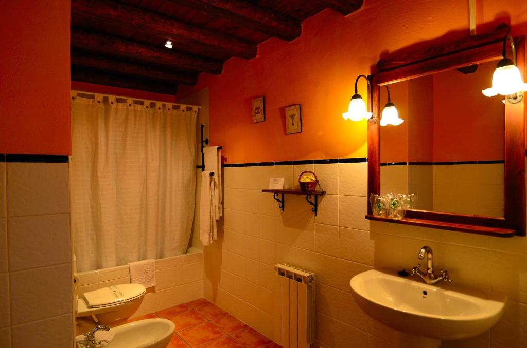 卡瑟隆德拉富恩特酒店的一间浴室