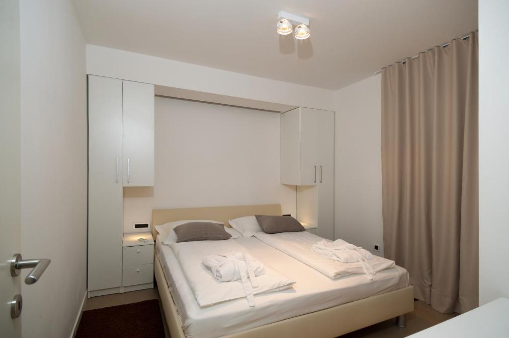 布雷拉宝琳娜别墅酒店的卧室配有白色床和白色毛巾
