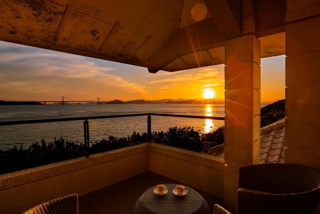 南淡路市安娜加度假酒店的从酒店阳台可欣赏到日落美景