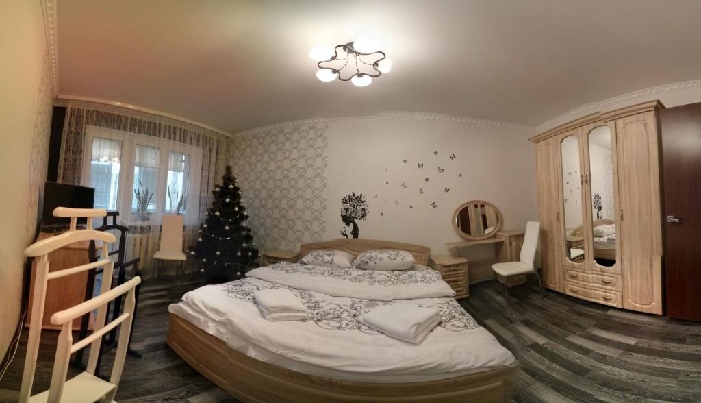 白采尔科维Apartment on Novaya Street 5的一间卧室配有圣诞树和一张大床