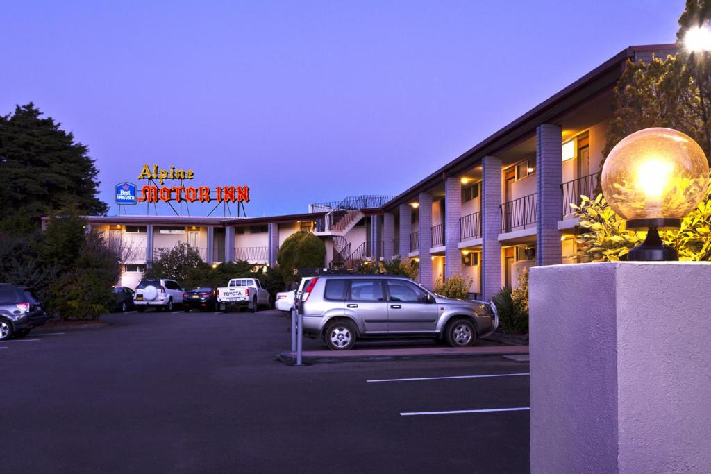 肯图巴高山汽车旅馆的停在酒店前停车场的汽车