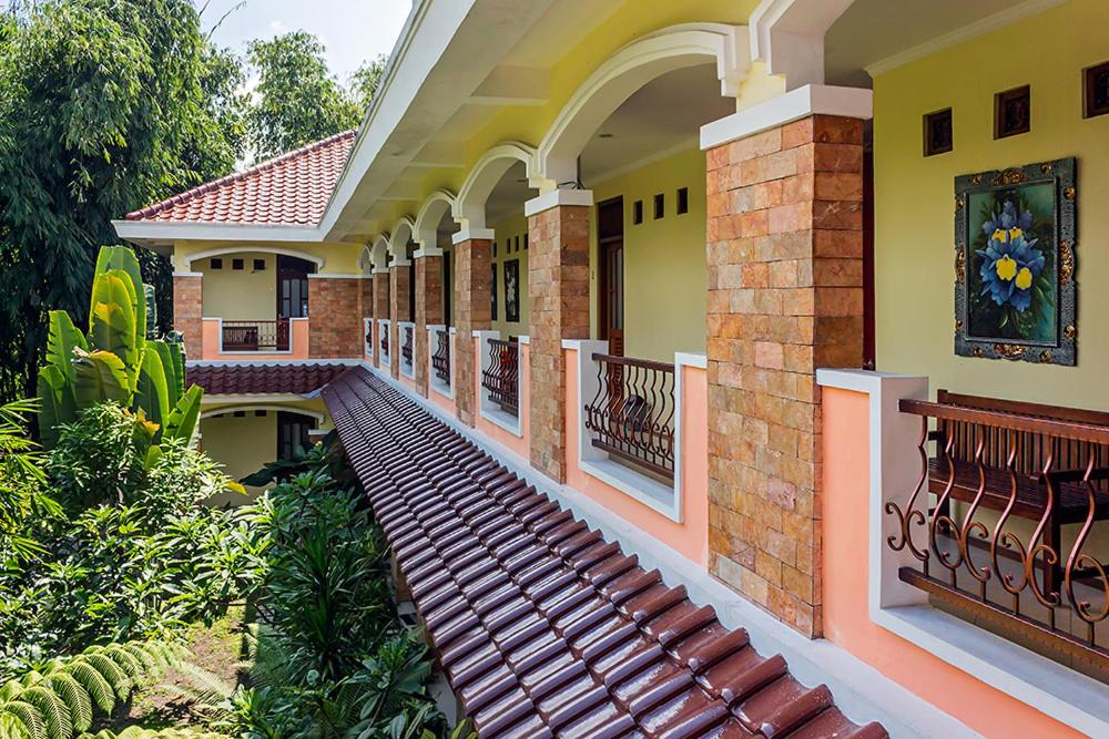 日惹艾丽西亚别墅的带阳台的房子,设有楼梯