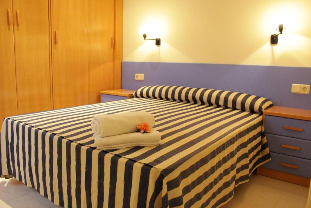 塔马留Apartaments Tamariu的一间卧室配有两张带毛巾的床