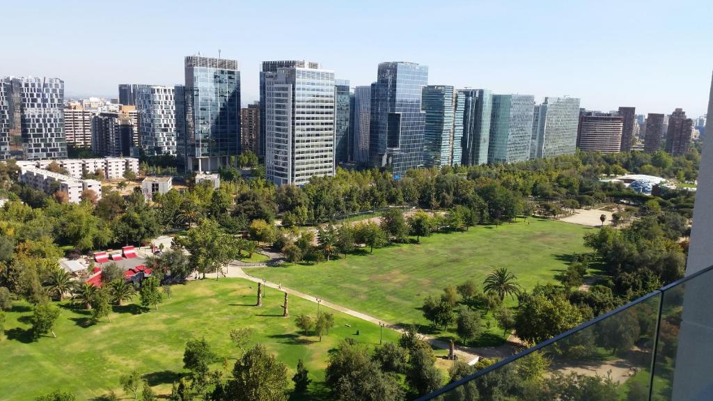 圣地亚哥赛罗科罗拉多公寓 的城市中心一座公园,有高大的建筑