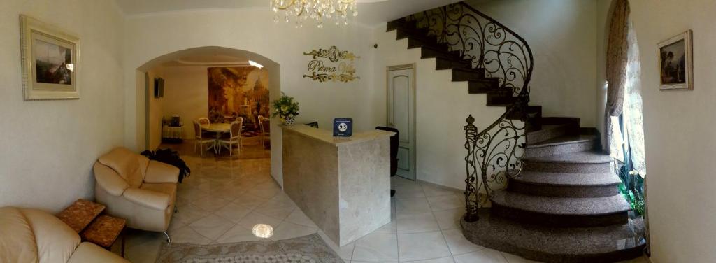 文尼察普莱玛维拉旅馆的客厅位于房子内,设有螺旋楼梯
