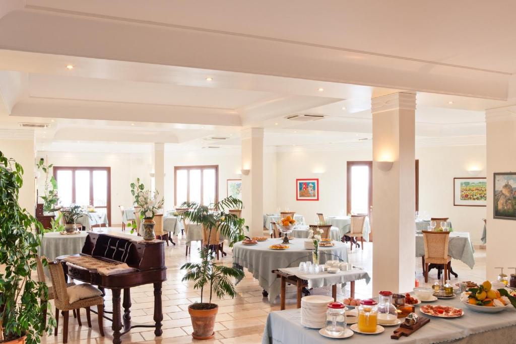 斯克佩罗托雷本尼斯特拉酒店的用餐室配有餐桌和食物